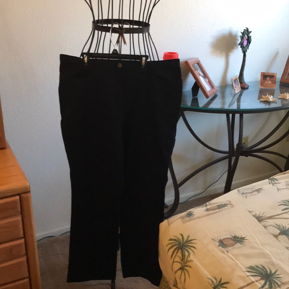 😍3/25 NWOT Black khakis
